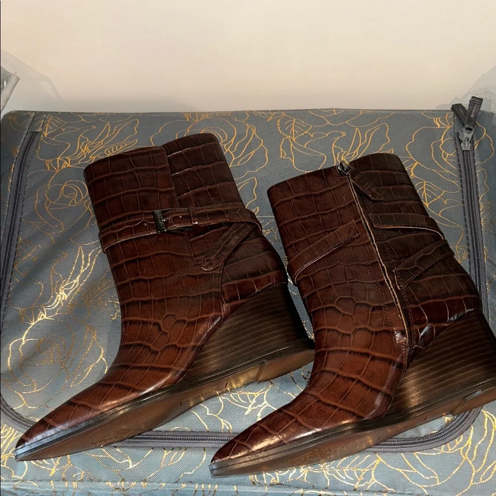 NEW Franco Sarto Elegant Brown Crocodile Pattern Wedge Ankle Boots Size 8 - Picture 3 of 9